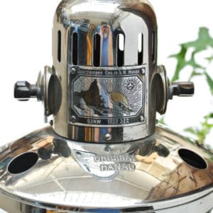 Ancienne lampe médicale de luminothérapie (circa 1940) du fabricant allemand Hanau. la tête est en aluminium et à l'extrémité se trouve l'interrupteur d'origine en bakélite ( nous avons monté un nouvel interrupteur, lui aussi en bakélite, sur le cordon dû à l'ancienneté de l'original)....anciellitude