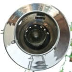 Ancienne lampe médicale de luminothérapie (circa 1940) du fabricant allemand Hanau. la tête est en aluminium et à l'extrémité se trouve l'interrupteur d'origine en bakélite ( nous avons monté un nouvel interrupteur, lui aussi en bakélite,  sur le cordon dû à l'ancienneté de l'original)....anciellitude