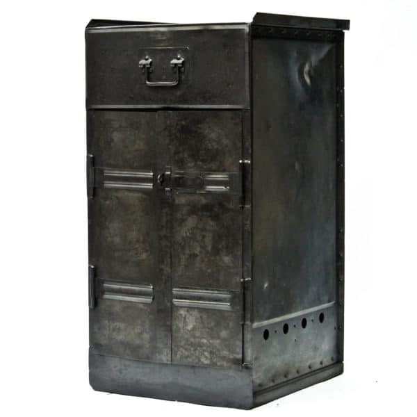 Old American Cabinet in Riveted Steel anciellitude