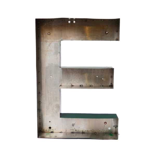 Grande lettre E verte en métal vintage anciellitude