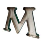 Grande lettre M verte en métal vintage anciellitude
