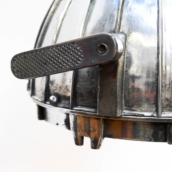 Ancien projecteur en fonte d’aluminium adapté en suspension anciellitude