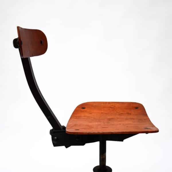 Ancienne chaise d’atelier Biénaise basse. anciellitude