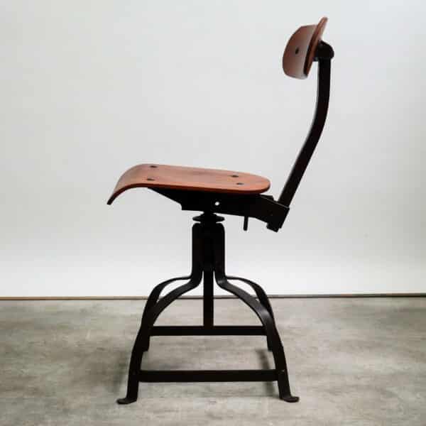 Ancienne chaise d’atelier Biénaise. anciellitude