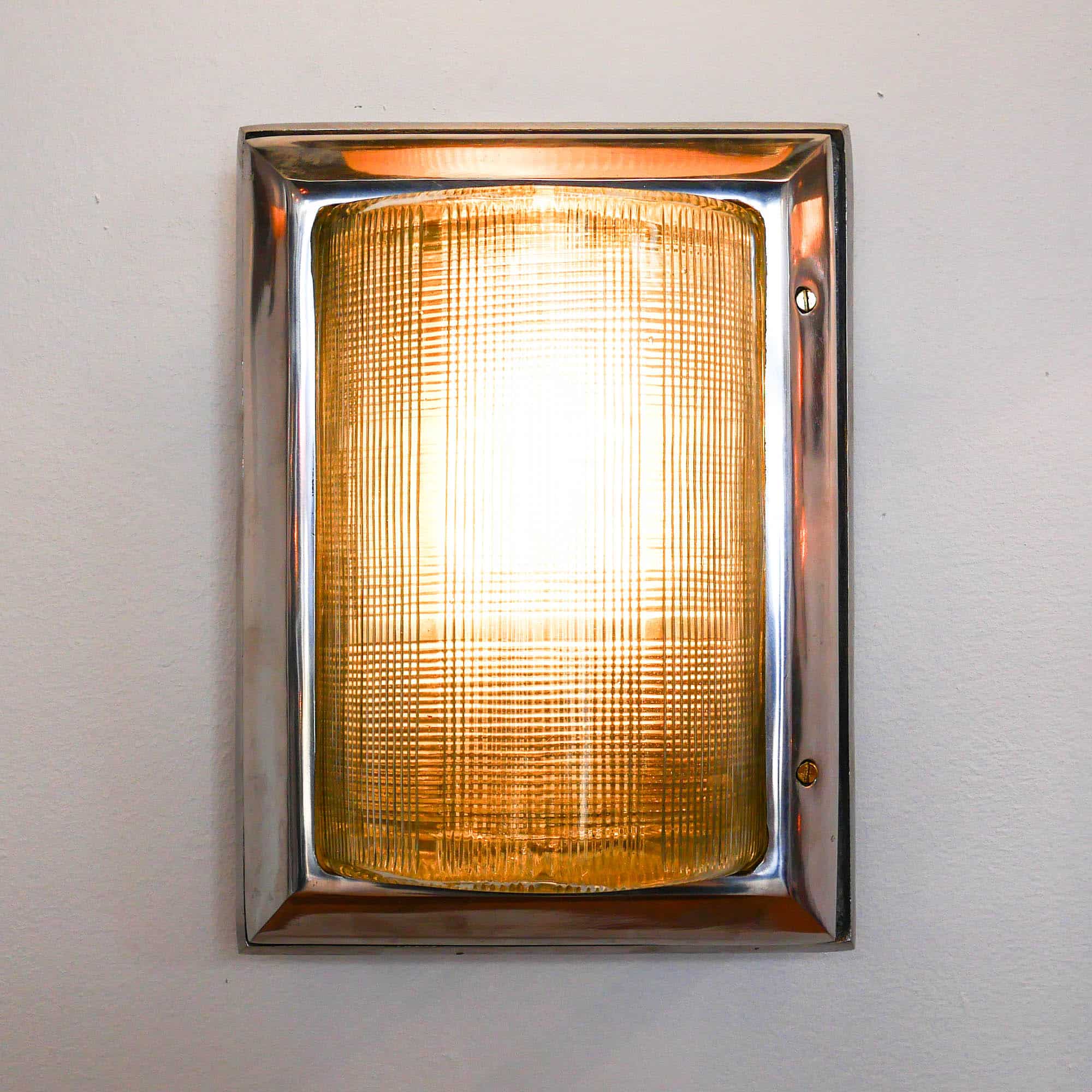 Old wall lamp in polished cast aluminum with double striated glass. anciellitude