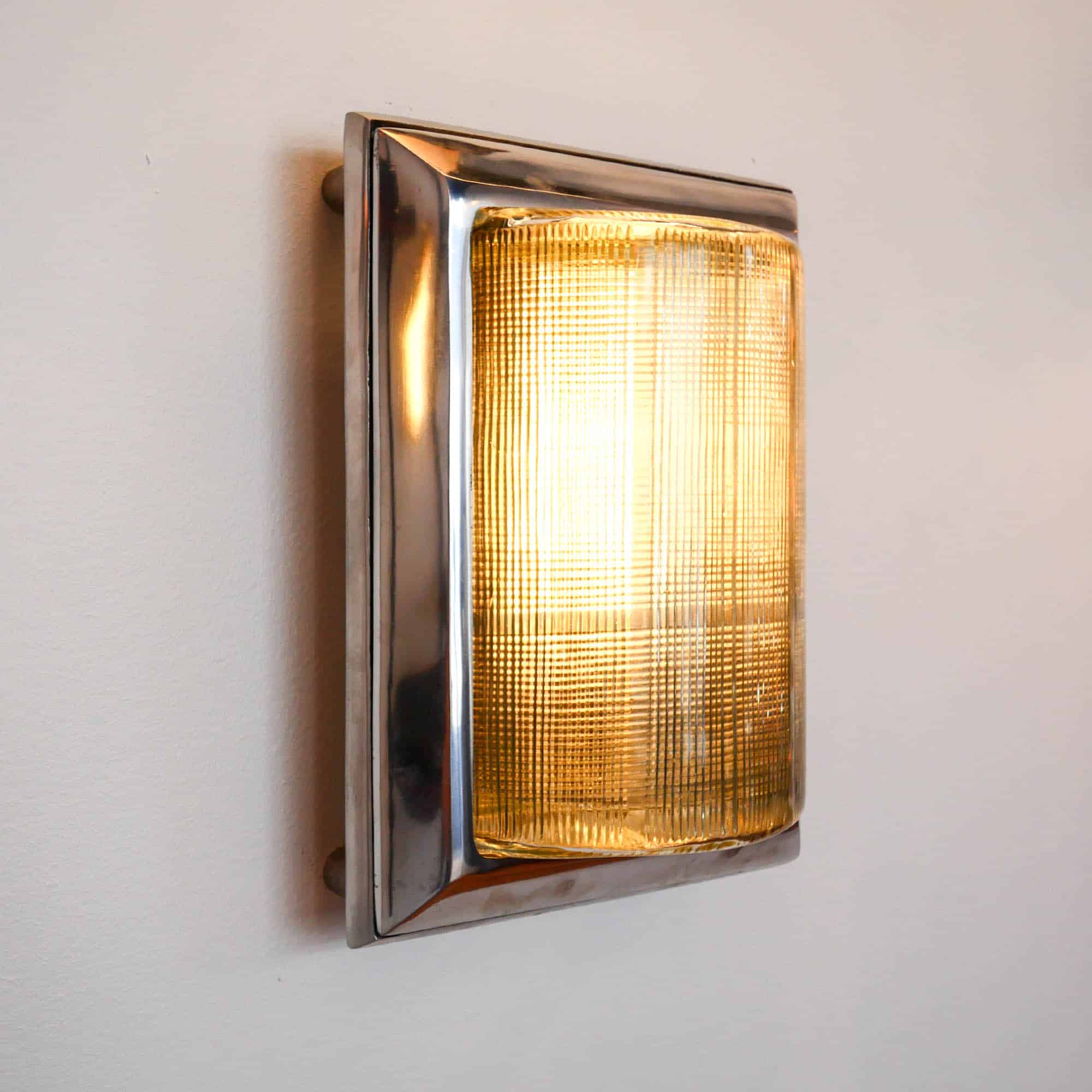 Old wall lamp in polished cast aluminum with double striated glass. anciellitude