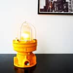 Ancienne lampe industrielle jaune anciellitude