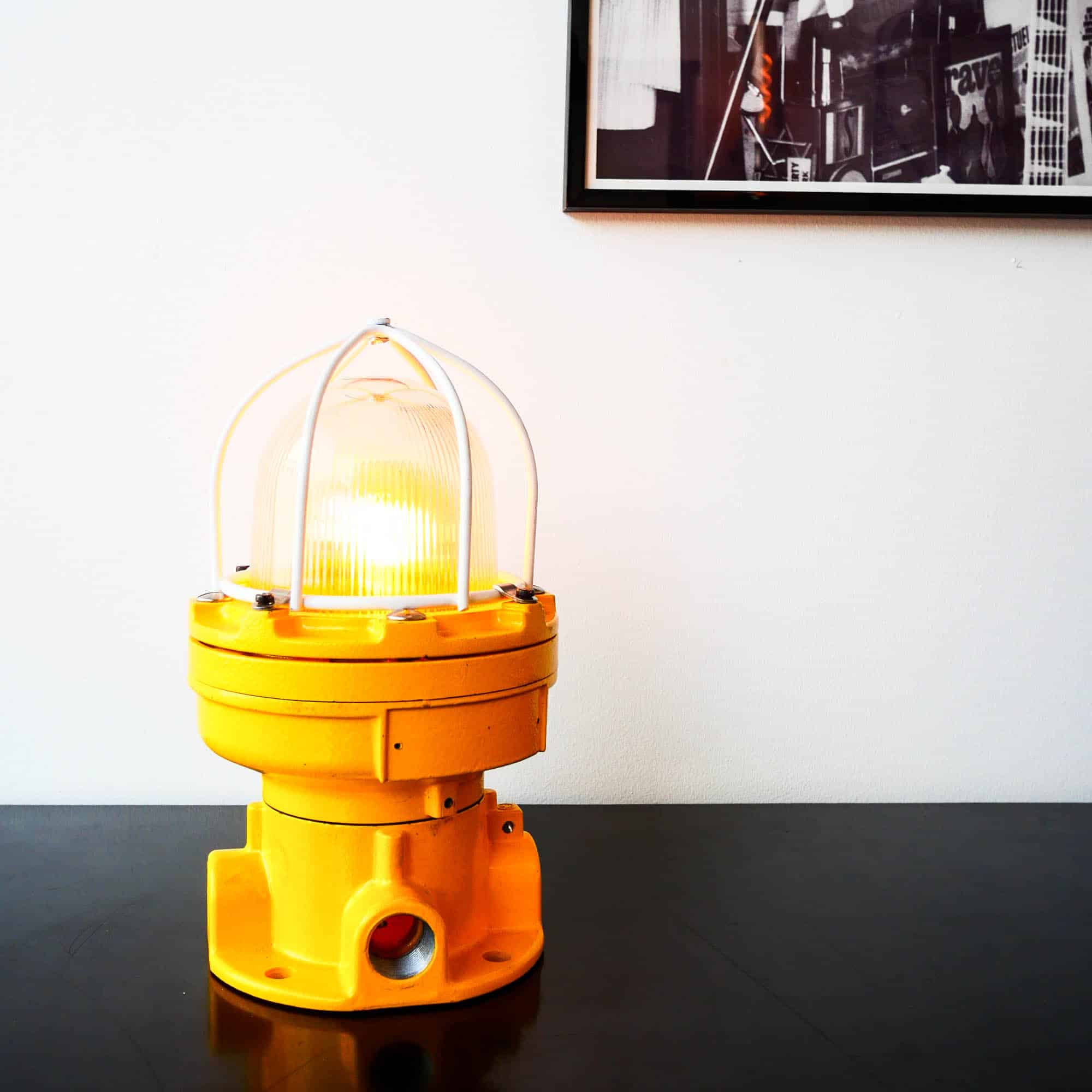 Ancienne lampe industrielle jaune anciellitude
