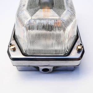 Ancienne applique en verre de forme octogonale et fonte d’aluminium poli anciellitude