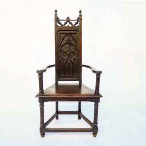 Fauteuil caquetière de style gothique – XIXᵉ siècle anciellitude