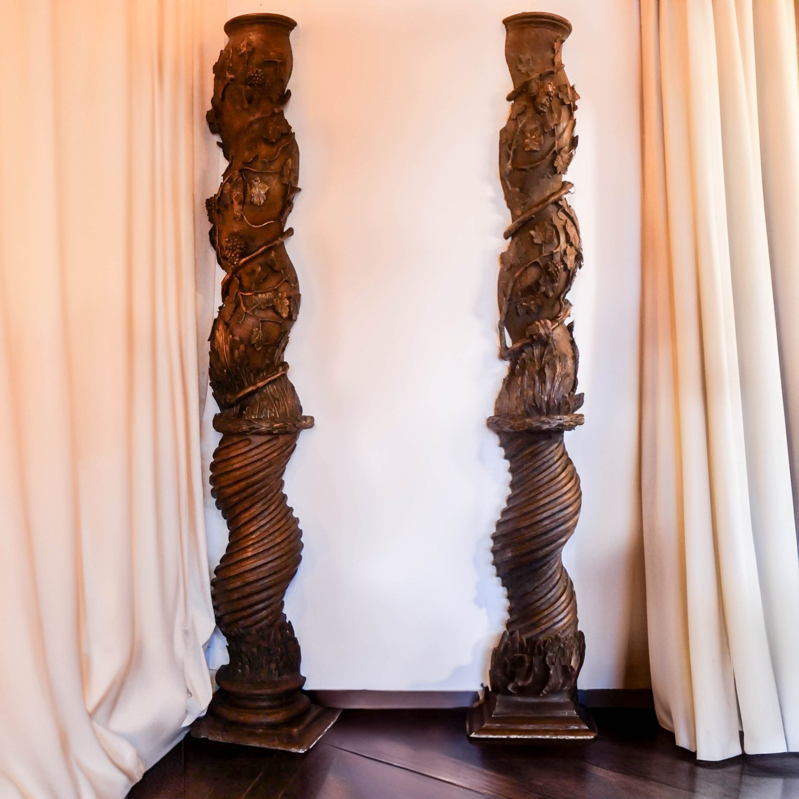 Paire de colonnes salomoniques en bois sculpté et doré – Italie, XVIIᵉ siècle anciellitude