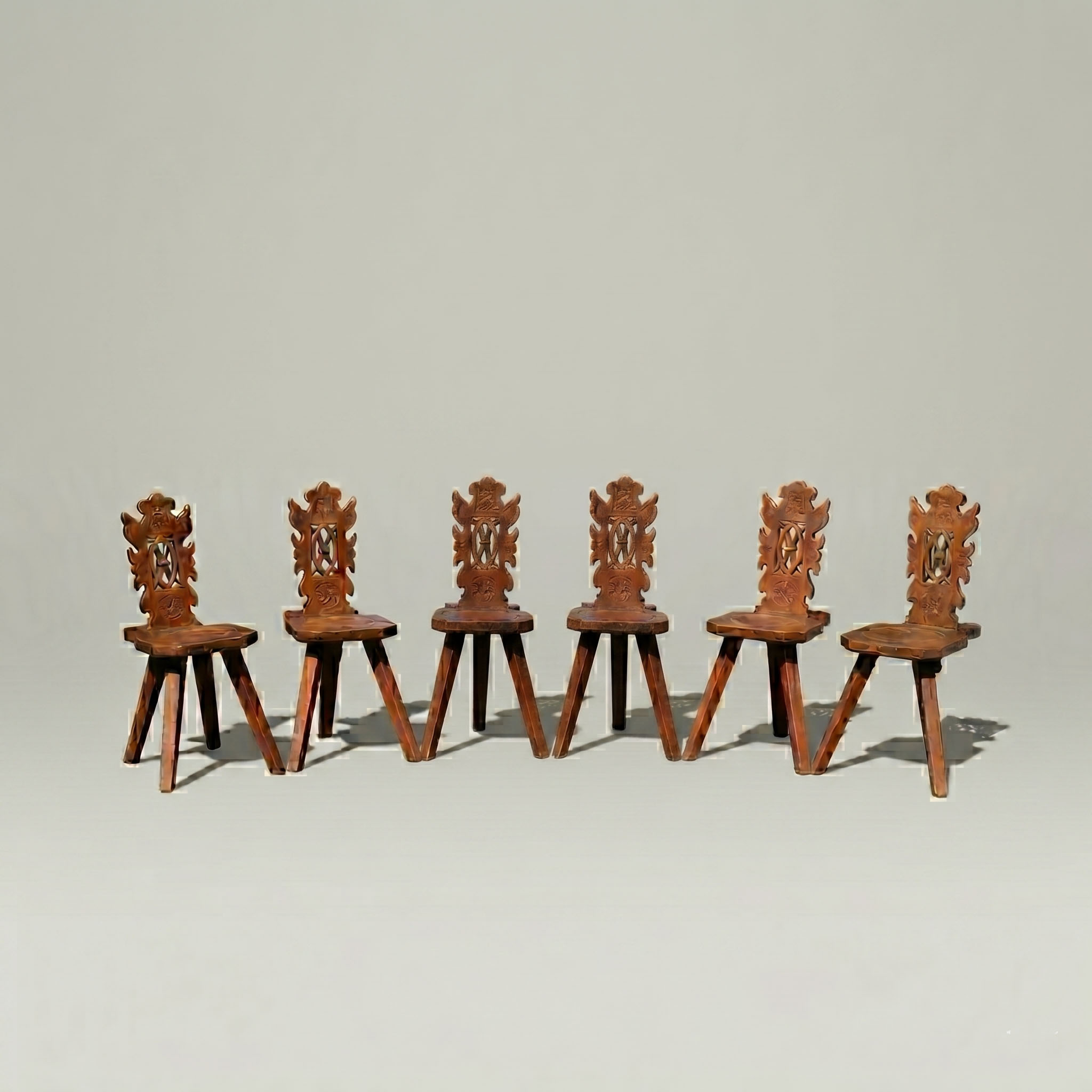 Set of Six Sculptural Neo-Renaissance Chairs in Carved Walnut – Circa 1900 anciellitude