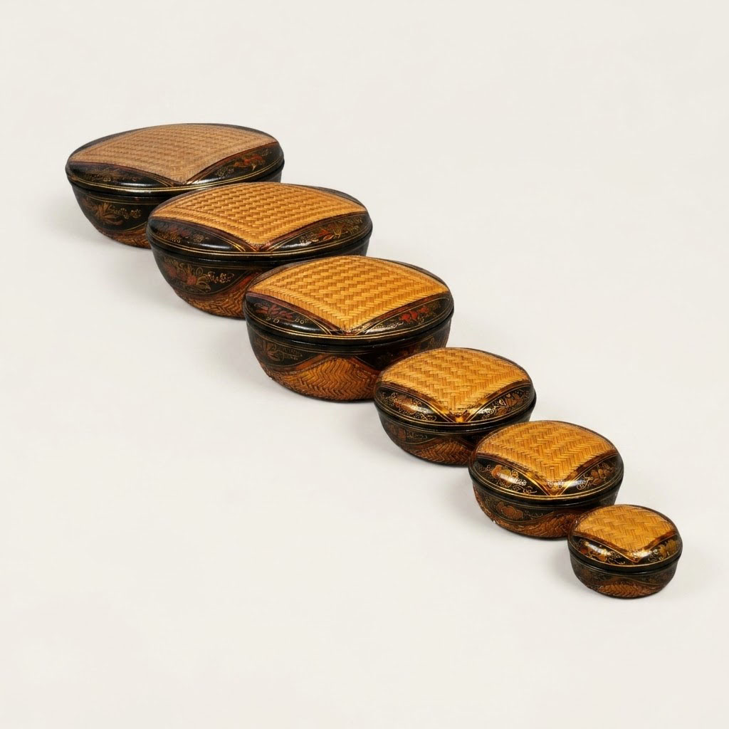 Suite de 6 Boîtes Gigognes en Bambou Tressé et Laque Polychrome – Travail d'Indochine Mi-XXe anciellitude