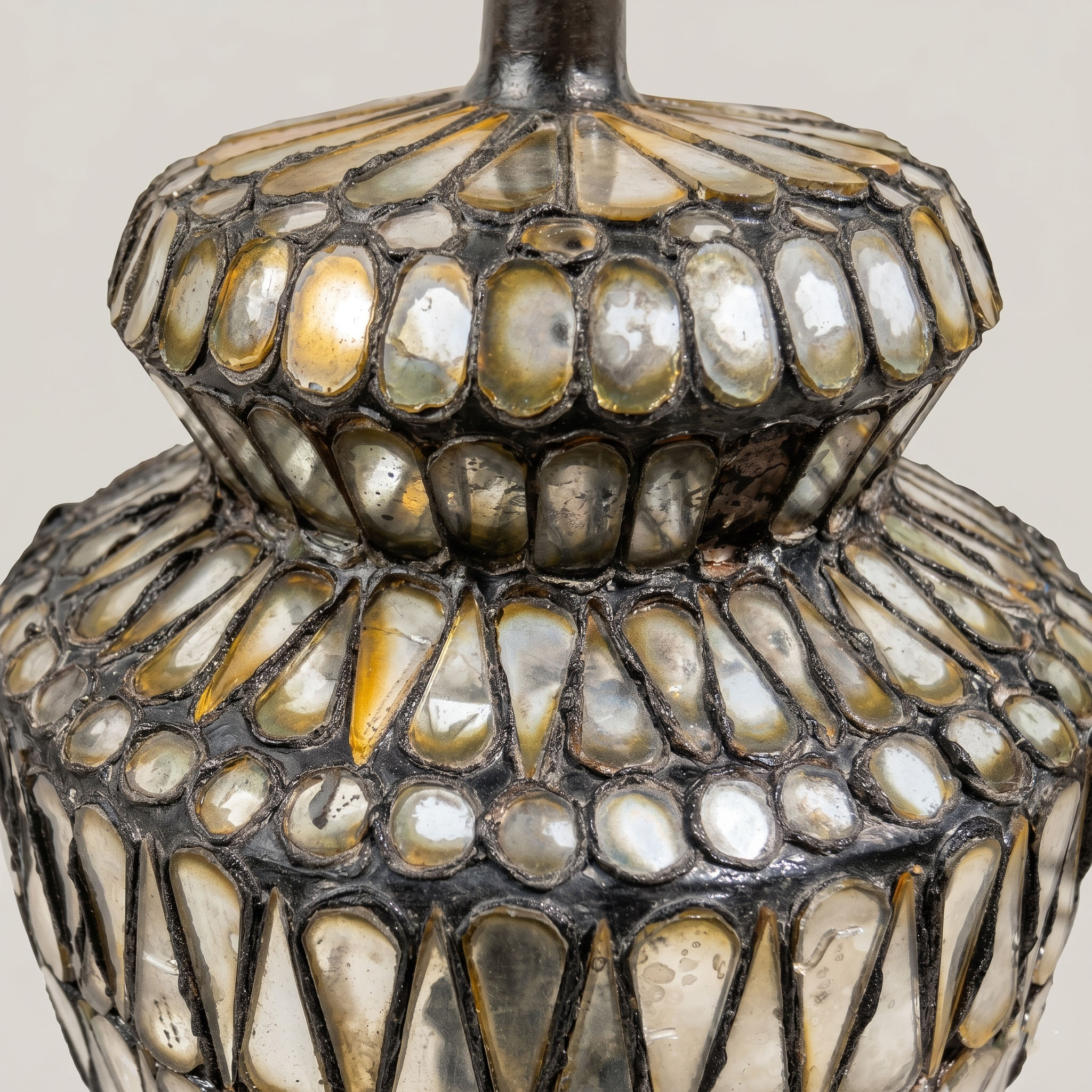 Lampe Balustre Artisanale en Mosaïque de Miroirs et Verre Dépoli – Années 90 ancielitude